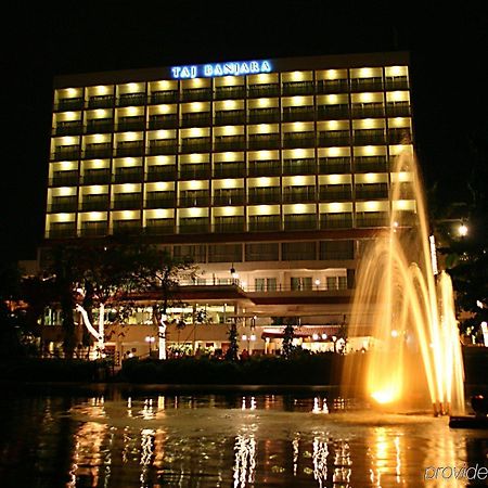Taj Banjara Hotell Hyderabad Eksteriør bilde The Manila Hotel at night