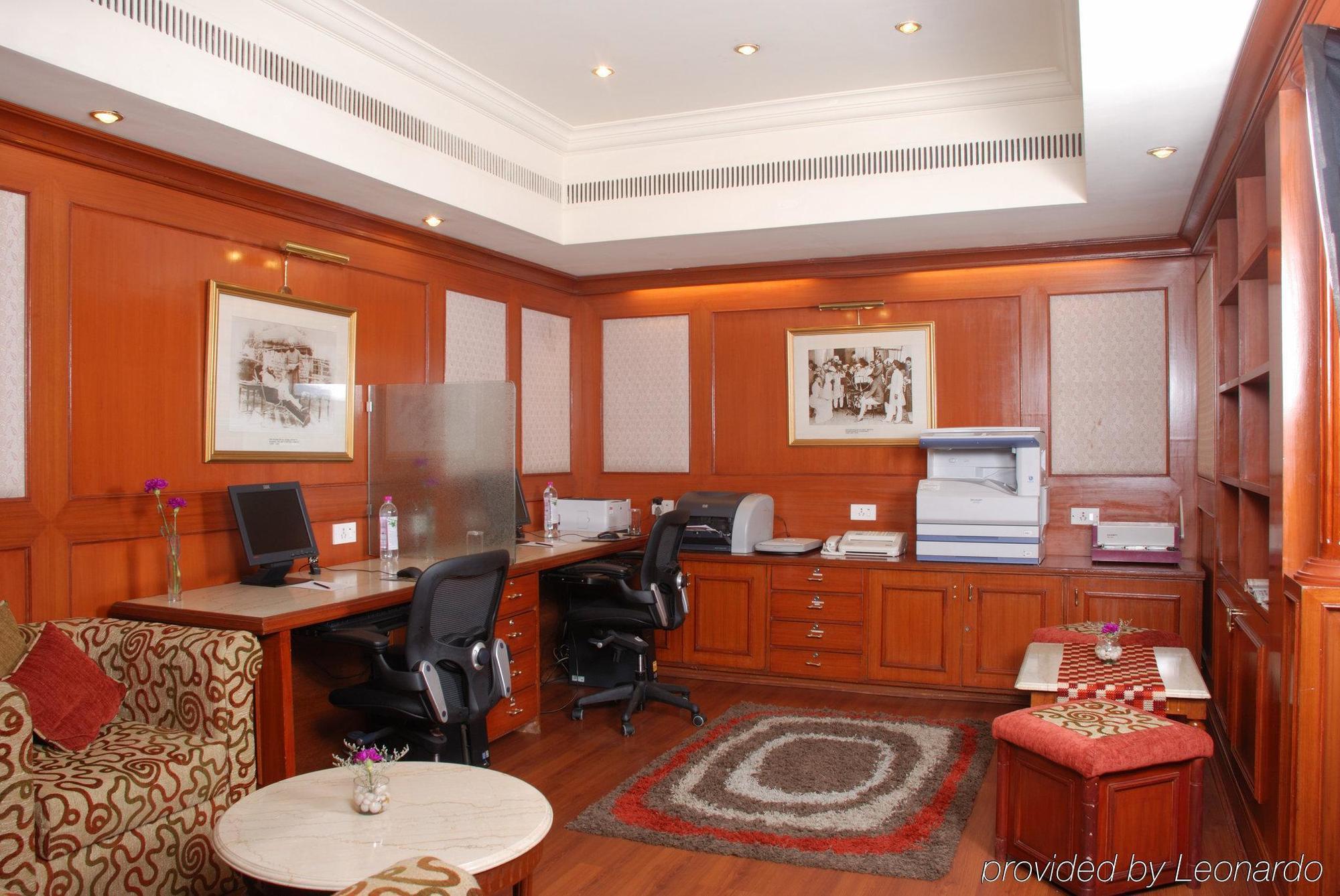 Taj Banjara Hotell Hyderabad Fasiliteter bilde A typical hotel business center