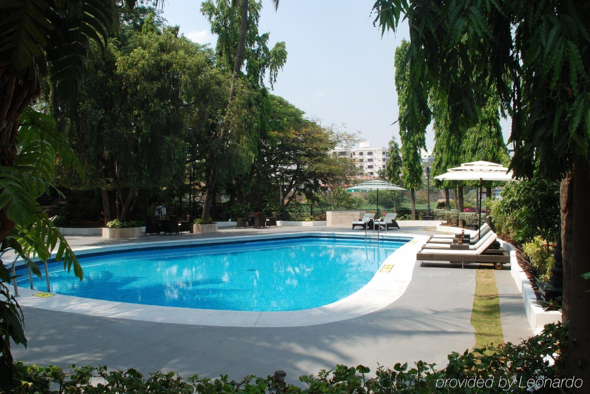 Taj Banjara Hotell Hyderabad Fasiliteter bilde Swimming pool at the hotel
