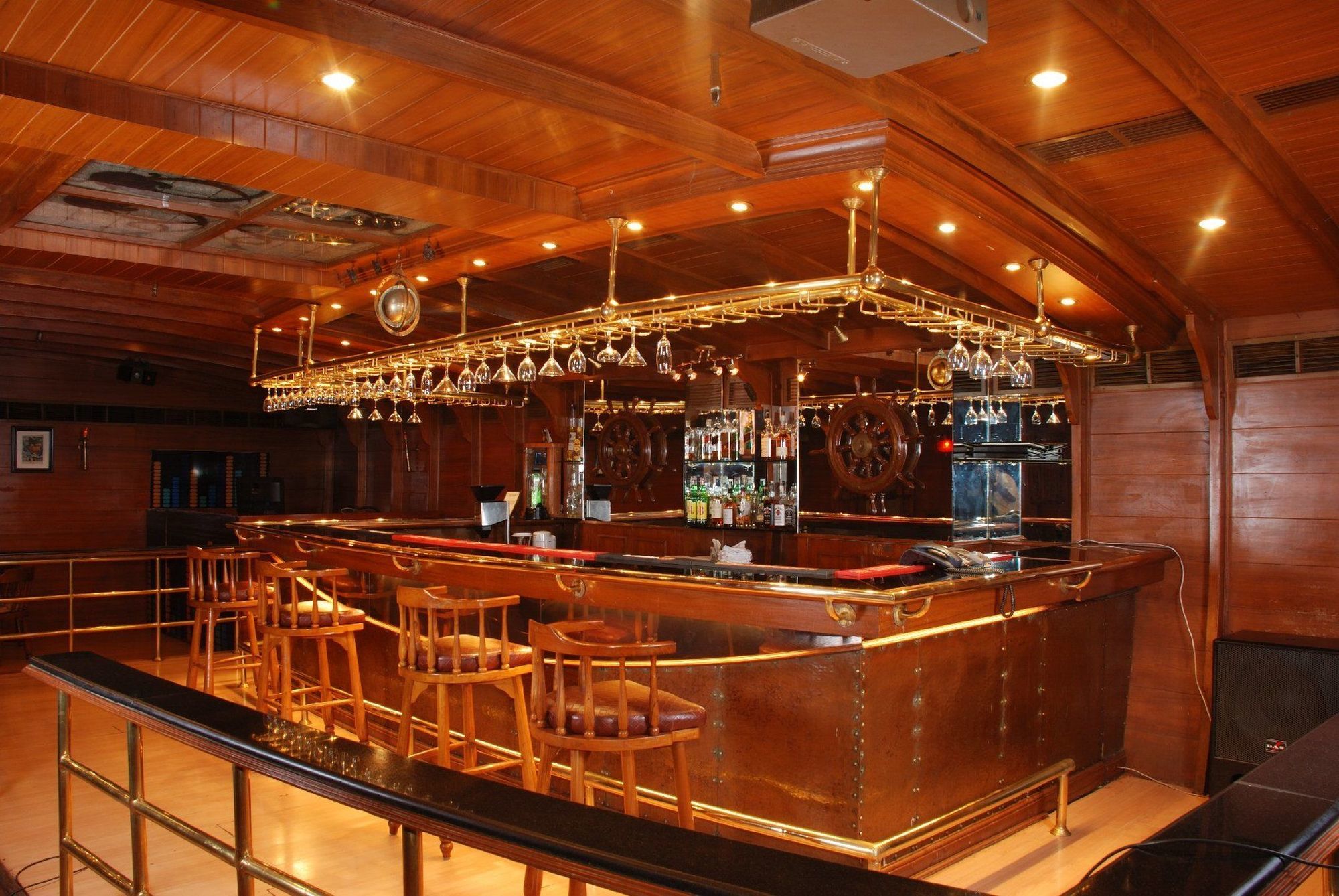 Taj Banjara Hotell Hyderabad Restaurant bilde The bar on board the Calypso