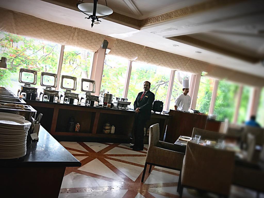 Taj Banjara Hotell Hyderabad Eksteriør bilde The restaurant at the hotel