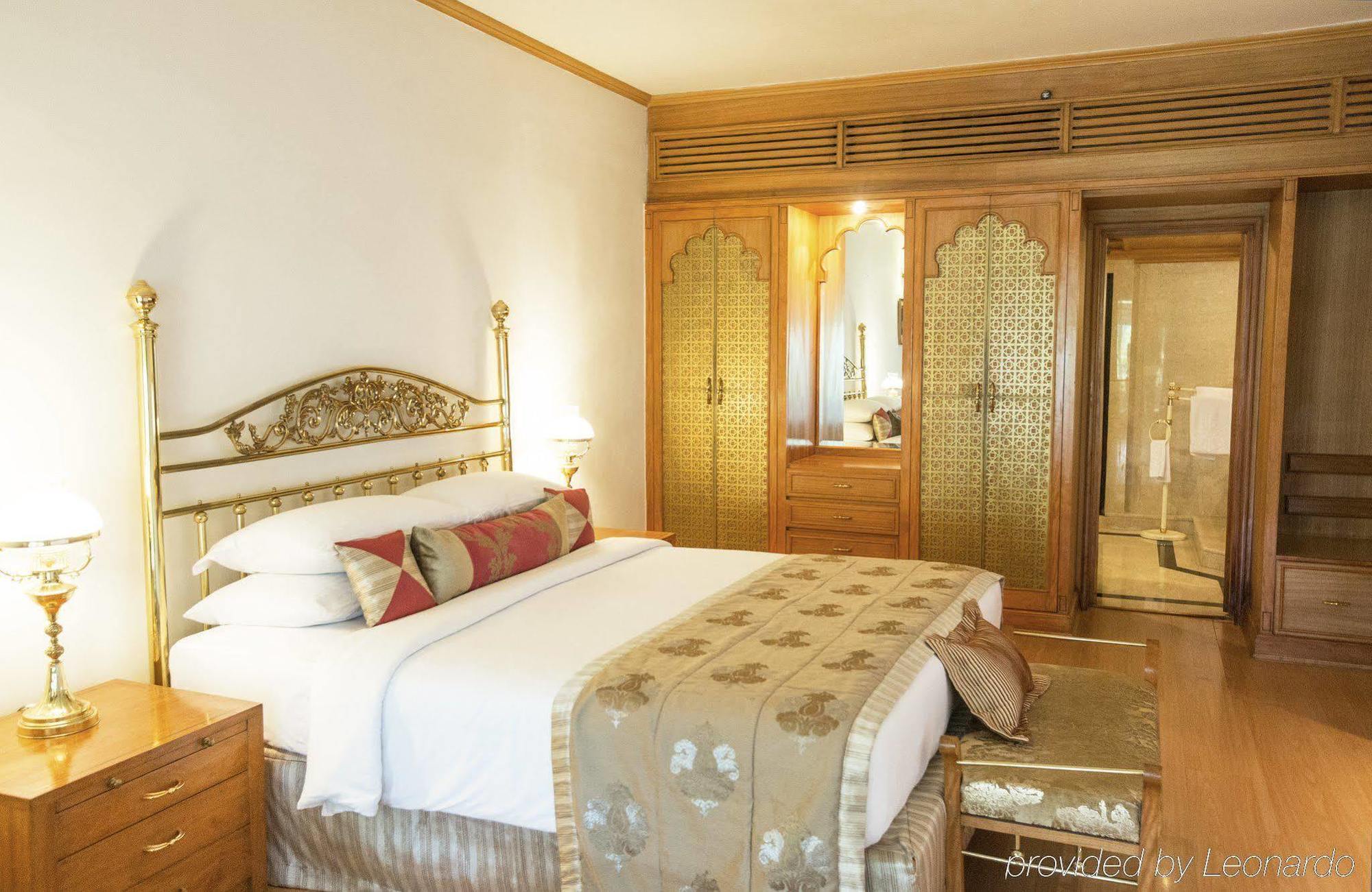 Taj Banjara Hotell Hyderabad Eksteriør bilde A bedroom at the Taj Mahal Palace