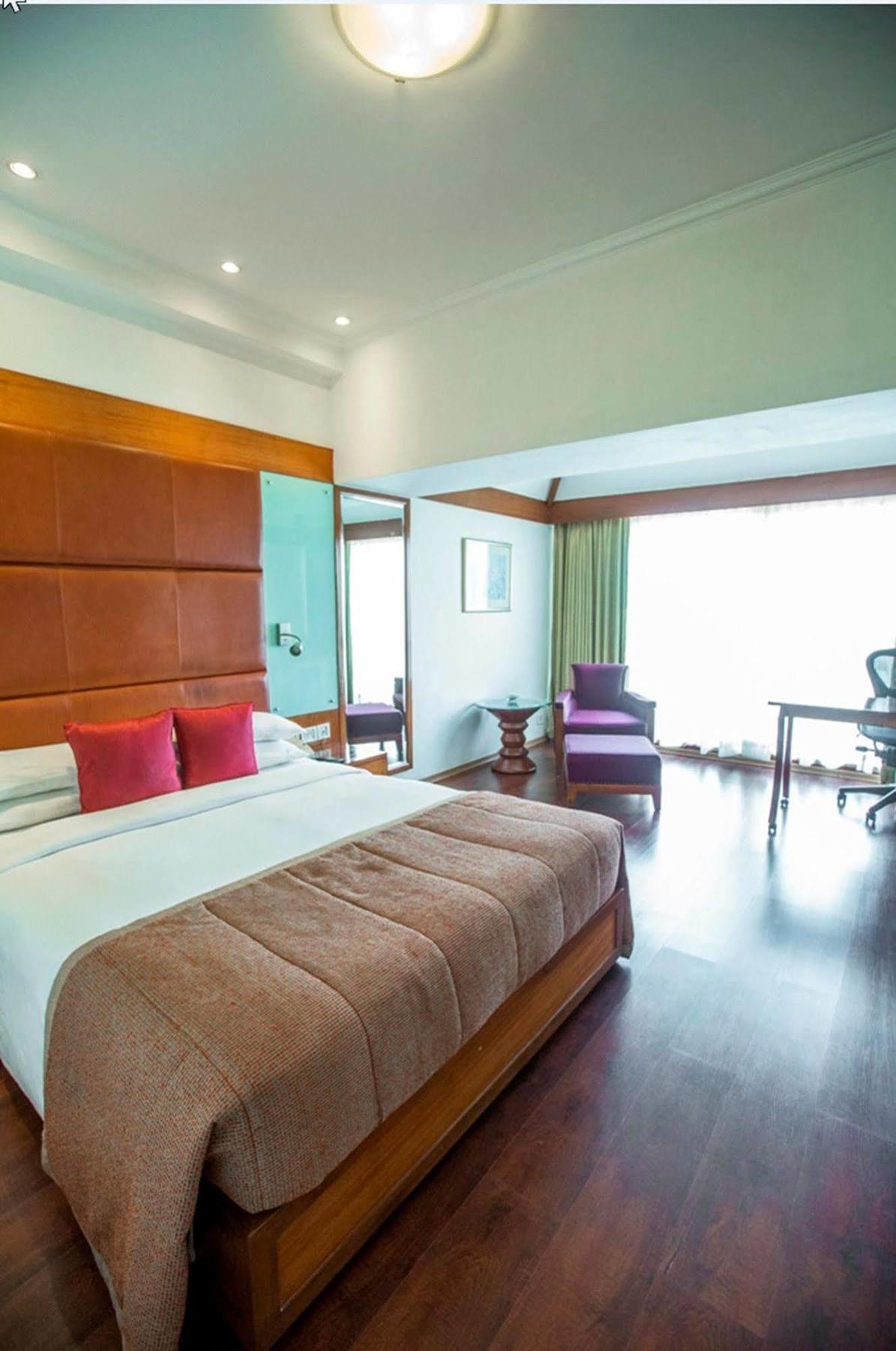 Taj Banjara Hotell Hyderabad Eksteriør bilde A room at the Park