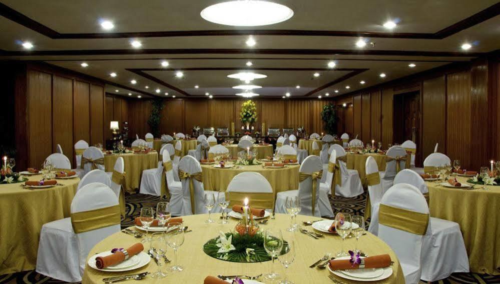Taj Banjara Hotell Hyderabad Restaurant bilde A banquet hall